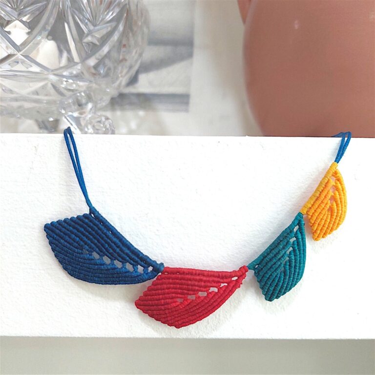Macrame choker με πολύχρωμα φύλλα σε διακοσμητική παρουσίαση