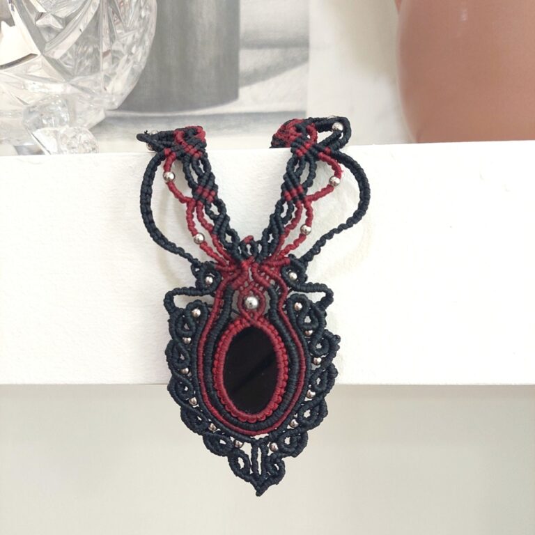 Macrame κολιέ με όνυχα σε μαύρο και μπορντό χρώμα
