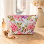 Υφασμάτινο floral νεσεσέρ JARDINA POUCH σε φωτεινό vanity με καλλυντικά