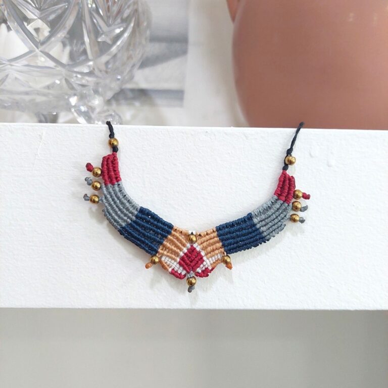 Macrame κολιέ με γεωμετρικό σχέδιο και χρυσούς αιματίτες