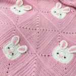 Λεπτομέρεια πλεκτής βρεφικής κουβέρτας BUNNYLOO με κουνελάκια