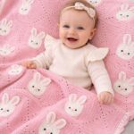 Μωρό με πλεκτή βρεφική κουβέρτα BUNNYLOO σε ροζ