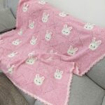 Πλεκτή βρεφική κουβέρτα BUNNYLOO σε ροζ με εκρού κουνελάκια