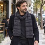 Ανδρικό χειροποίητο πλεκτό κασκόλ KELVIN σε ανθρακί μελανζέ φορεμένο σε city look