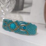 Λεπτομέρεια χειροποίητου macrame βραχιολιού SORAYA σε τιρκουάζ και μπεζ με κρύσταλλα