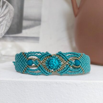 Χειροποίητο macrame βραχιόλι SORAYA σε τιρκουάζ και μπεζ με κρύσταλλα και πέτρα με στρασάκια