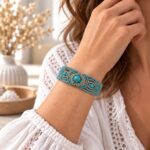 Χειροποίητο macrame βραχιόλι SORAYA σε και μπεζ φορεμένο σε boho στυλ