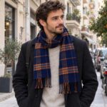 Άνδρας φορά το ανδρικό υφαντό κασκόλ RENZO σε city εμφάνιση