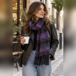 Υφαντό μωβ μαύρο κασκόλ ASTRIA με παγιέτες σε city look